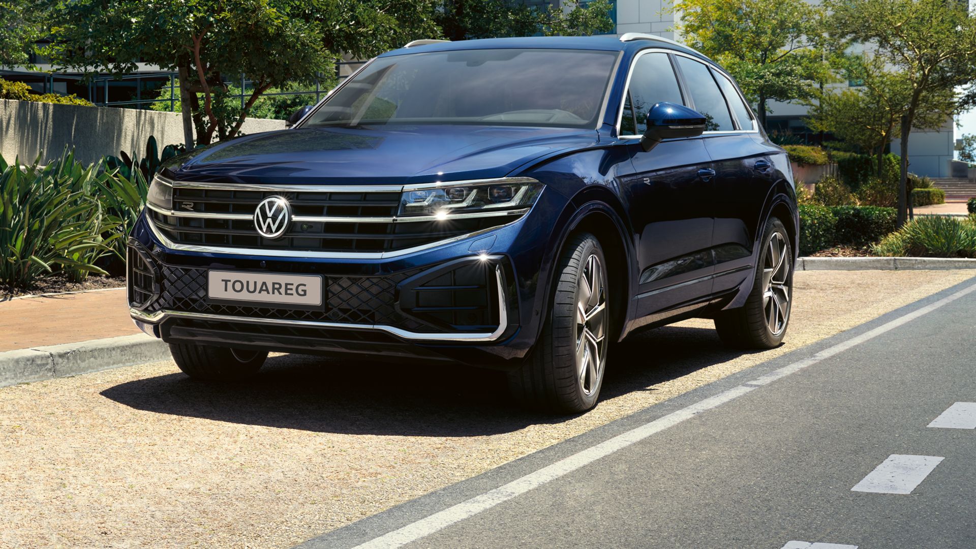 Blauer VW Touareg Frontansicht am Strassenrand