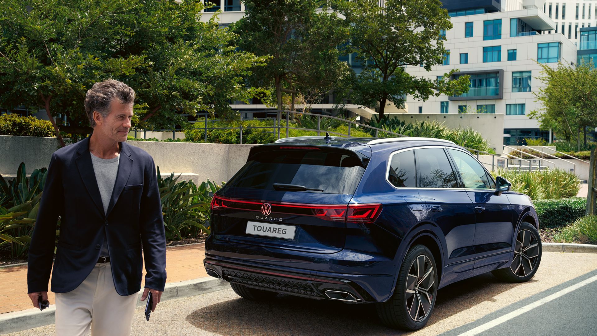 Blauer VW Touareg Heckansicht