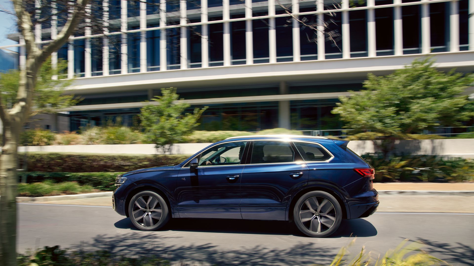 Blauer VW Touareg Seitenansicht auf der Strasse