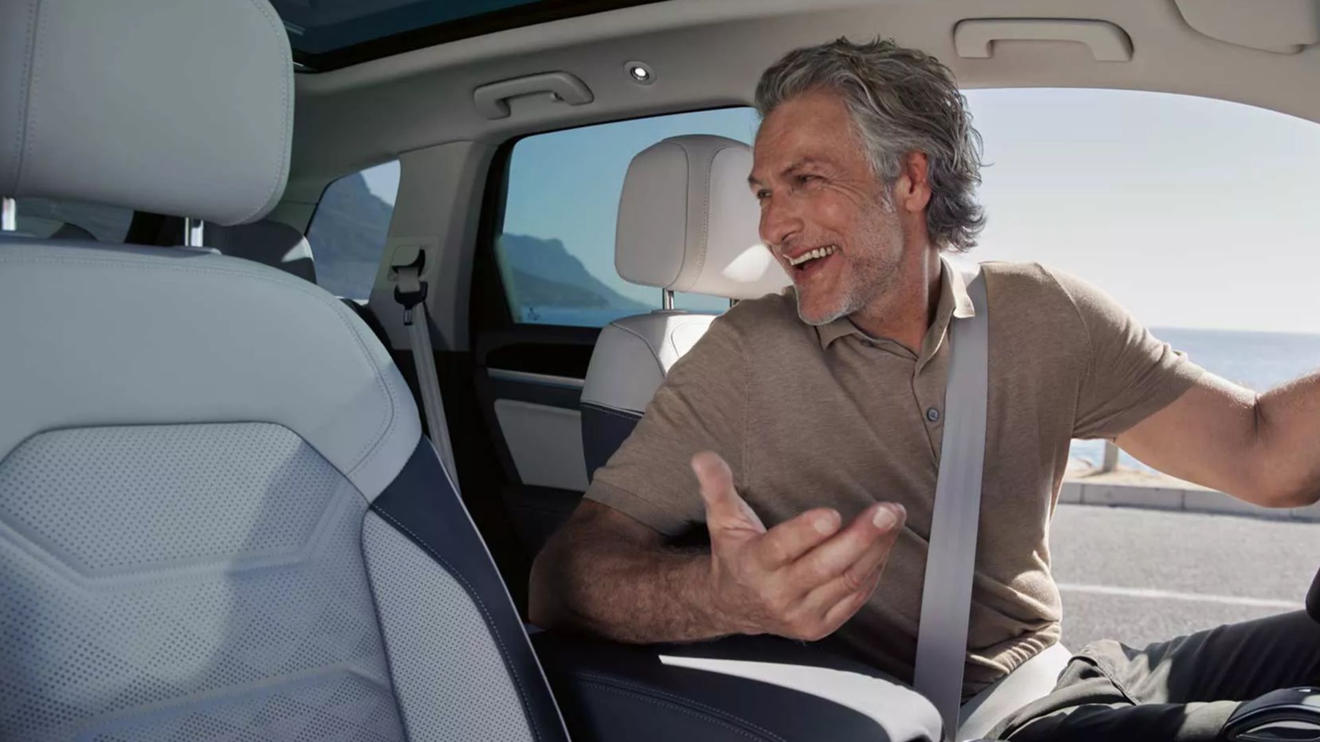 VW Touareg Cockpit mit Mann am Steuer