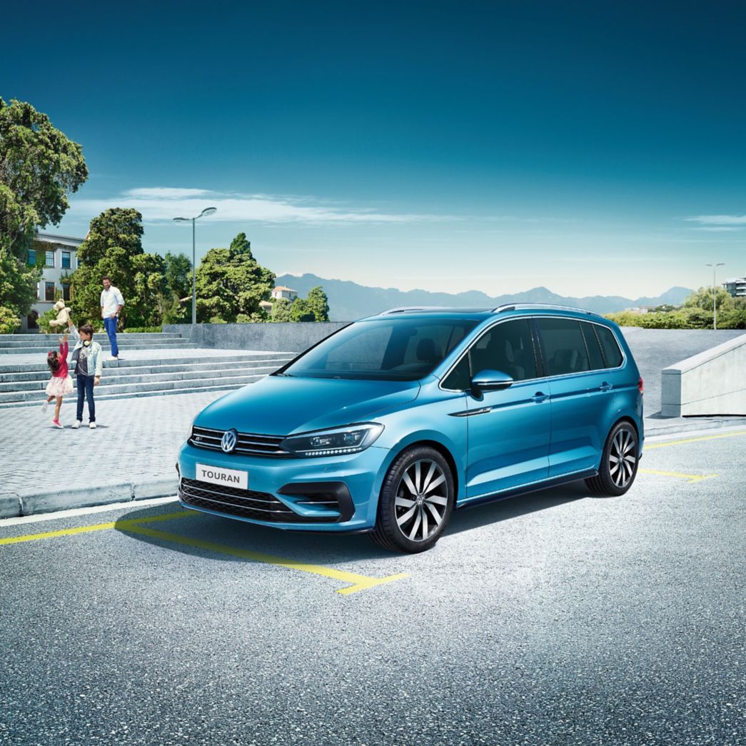 Un VW Touran bleu garé