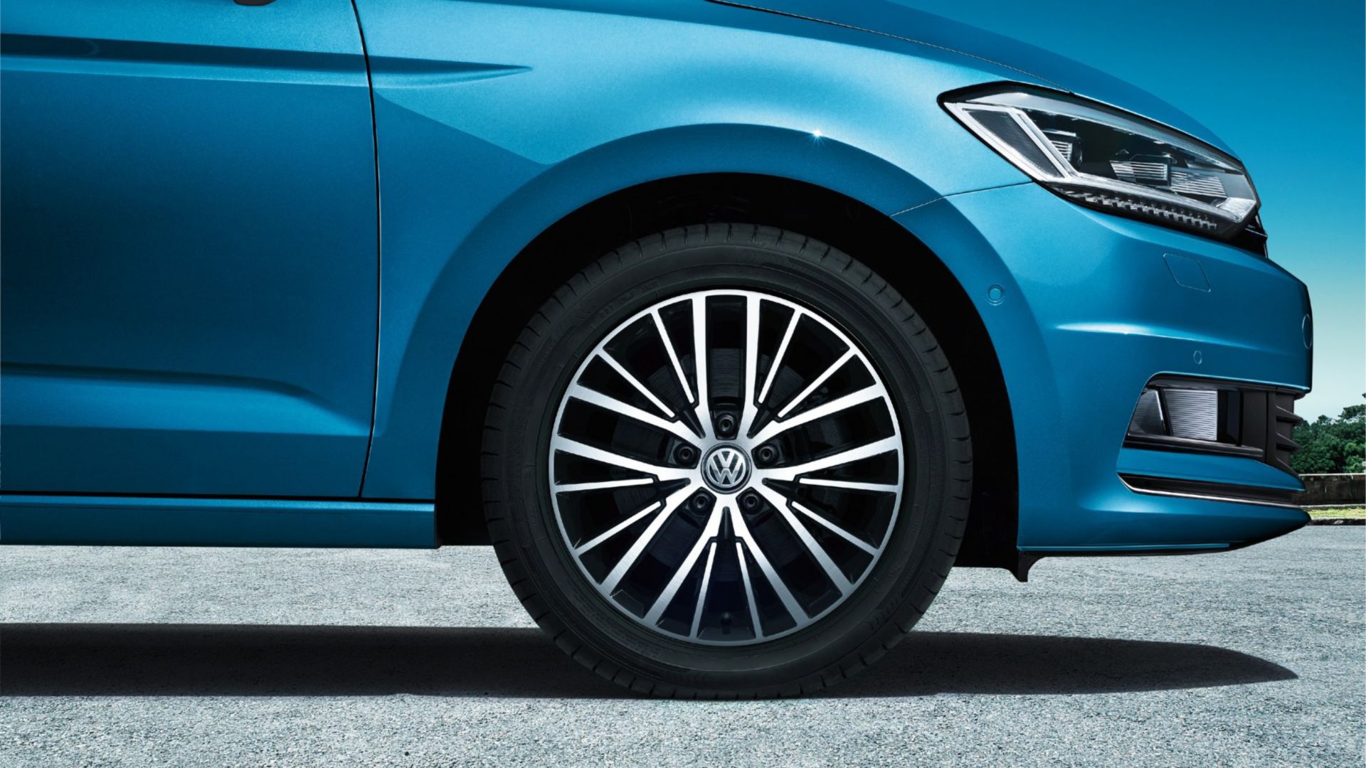 VW Touran bleu vue latérale