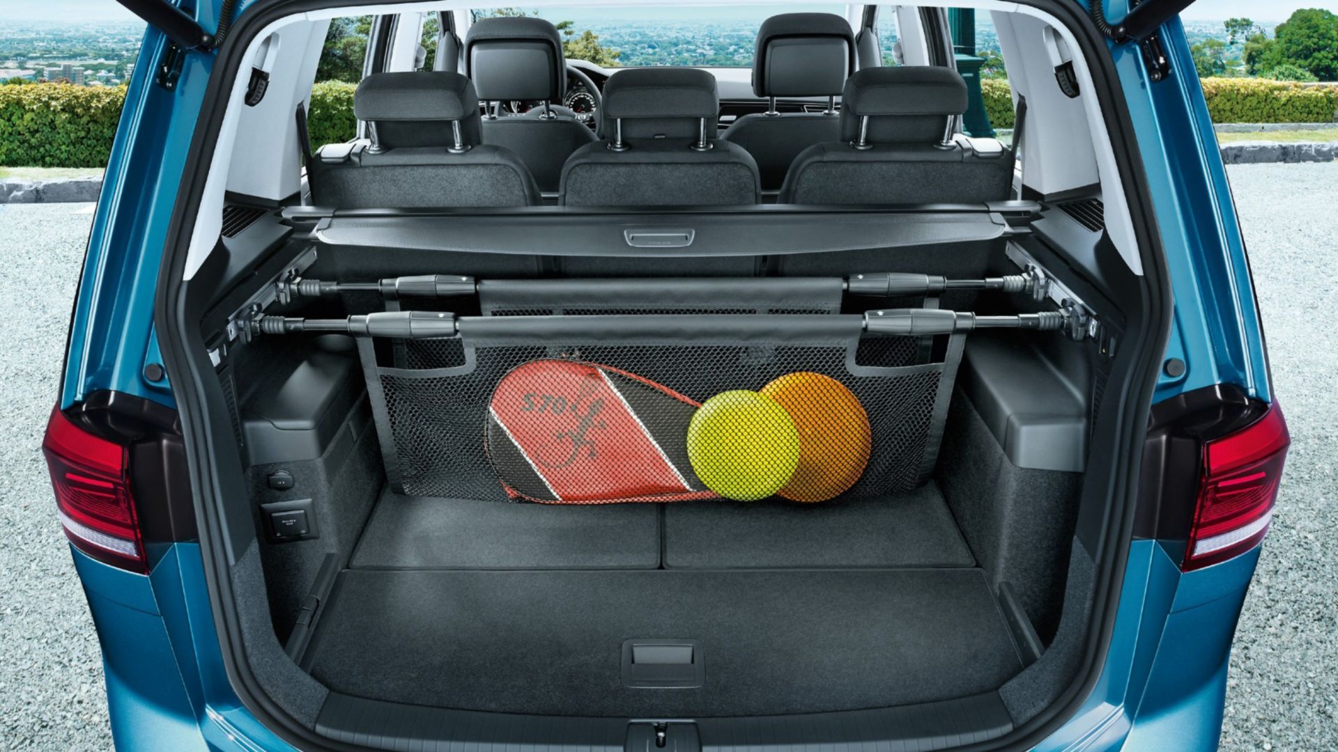 VW Touran bleu coffre