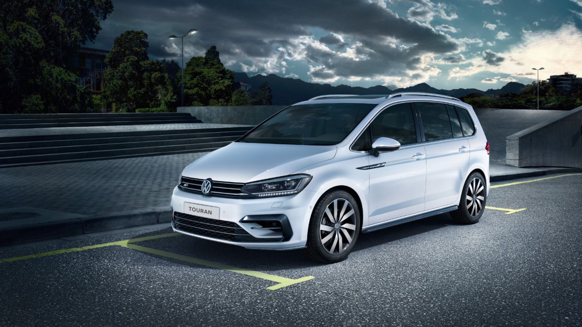 Un VW Touran blanc garé