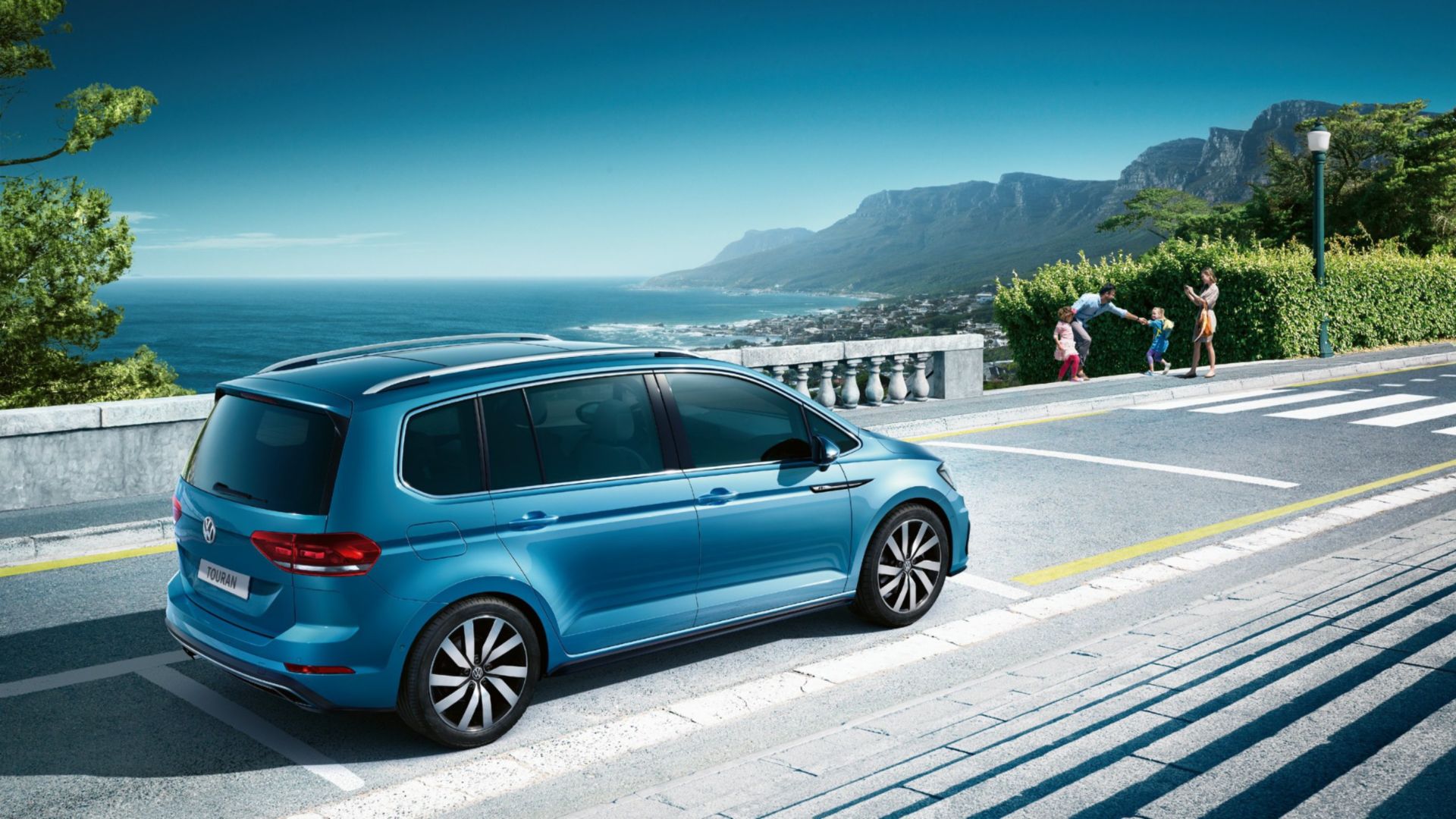 VW Touran sur la route vue latérale