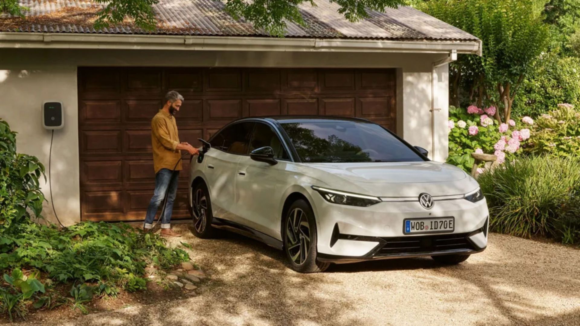 Mann verbindet den VW ID.7 mit der Home-Ladestation 