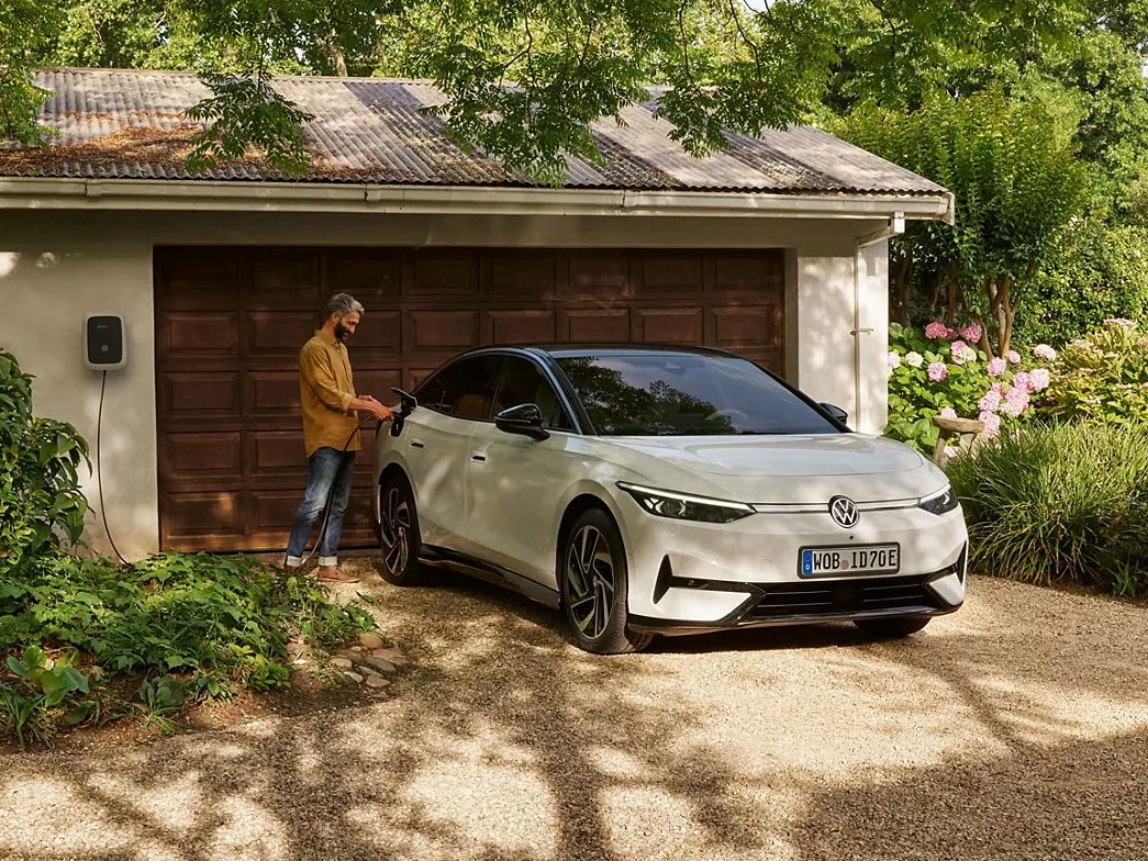 Man connects the VW ID.7 with the home charging station 