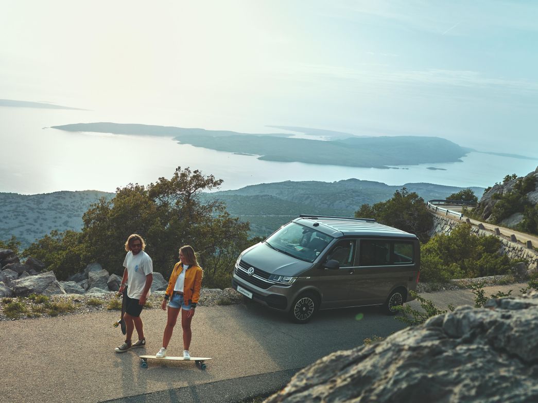 Cupra Ateca mit Frau daneben