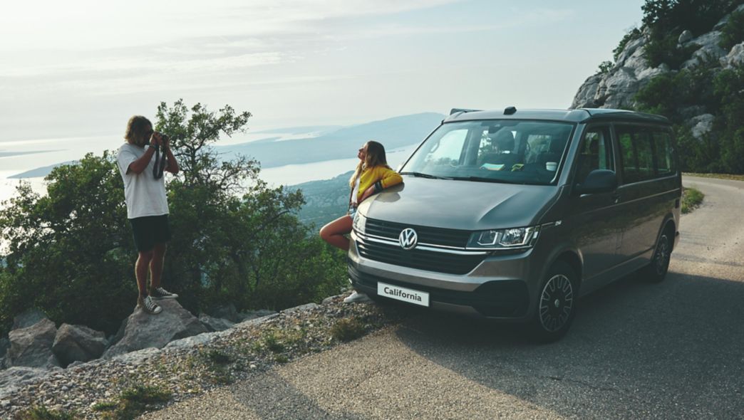 VW California 6.1 Beach Front und Seite an einer Bergstrasse