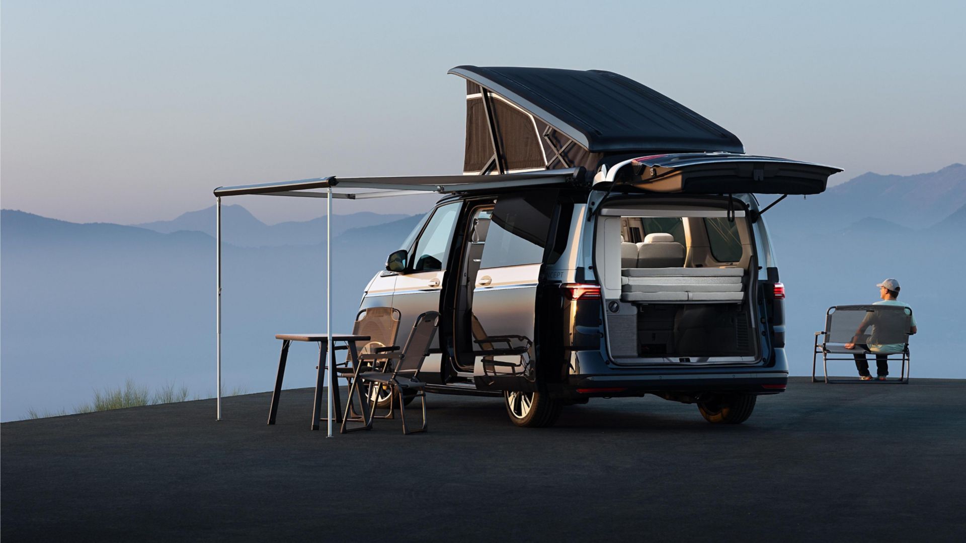 Nuovo VW California CONCEPT vista posteriore nella natura