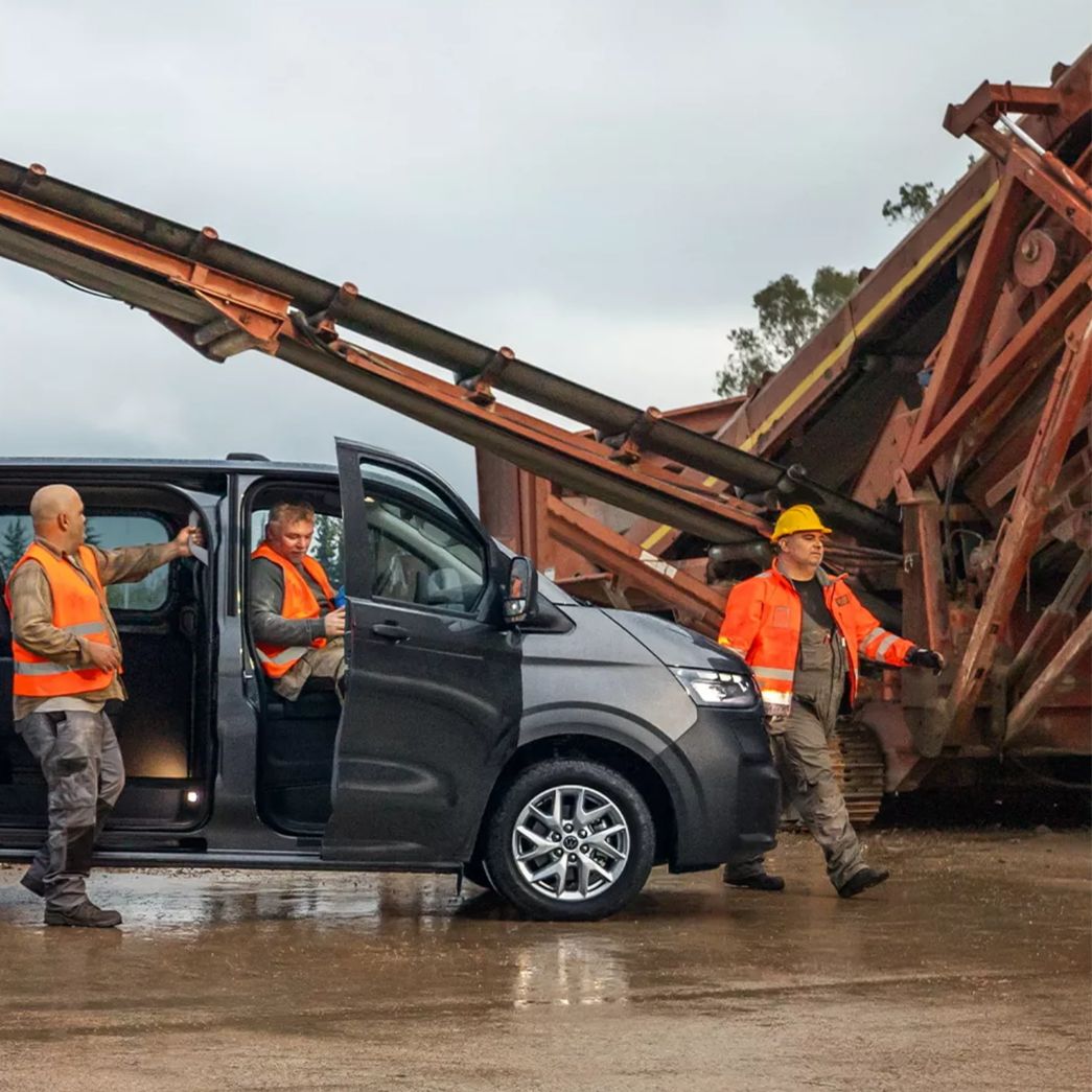VW Transporter gris vue latérale avec des ouvriers