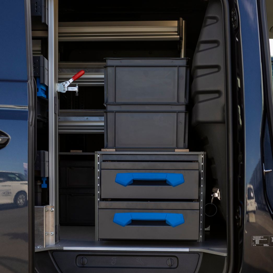 Beladener ID. Buzz Cargo mit offener Seitentür