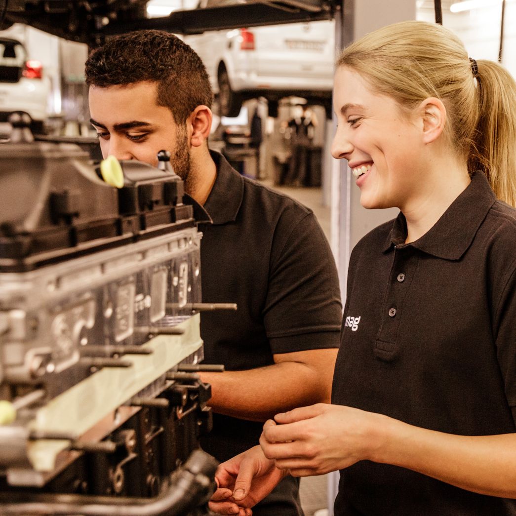 Automechatroniker bei Arbeit mit Rad