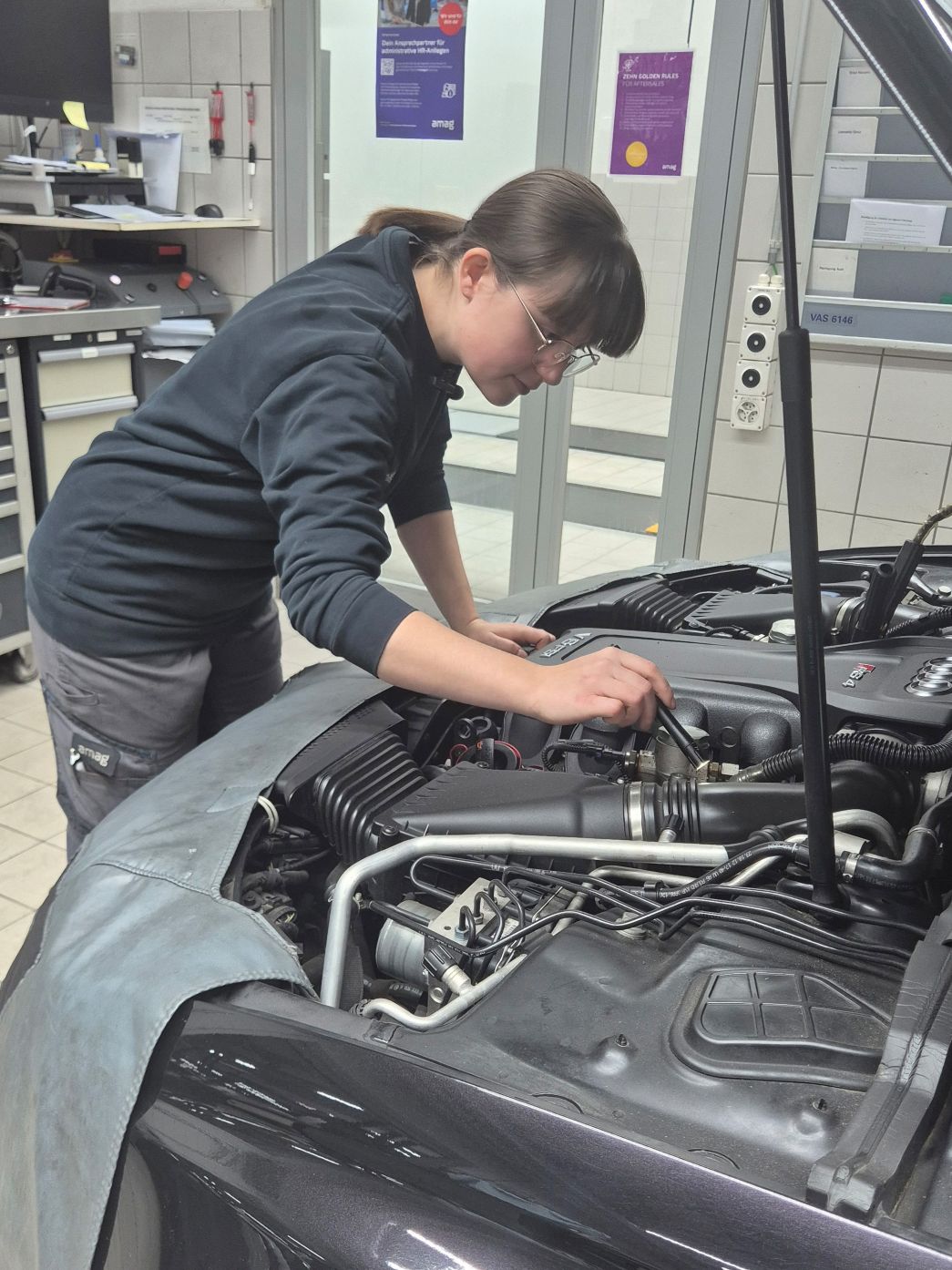 Frau arbeitet in Autowerkstatt