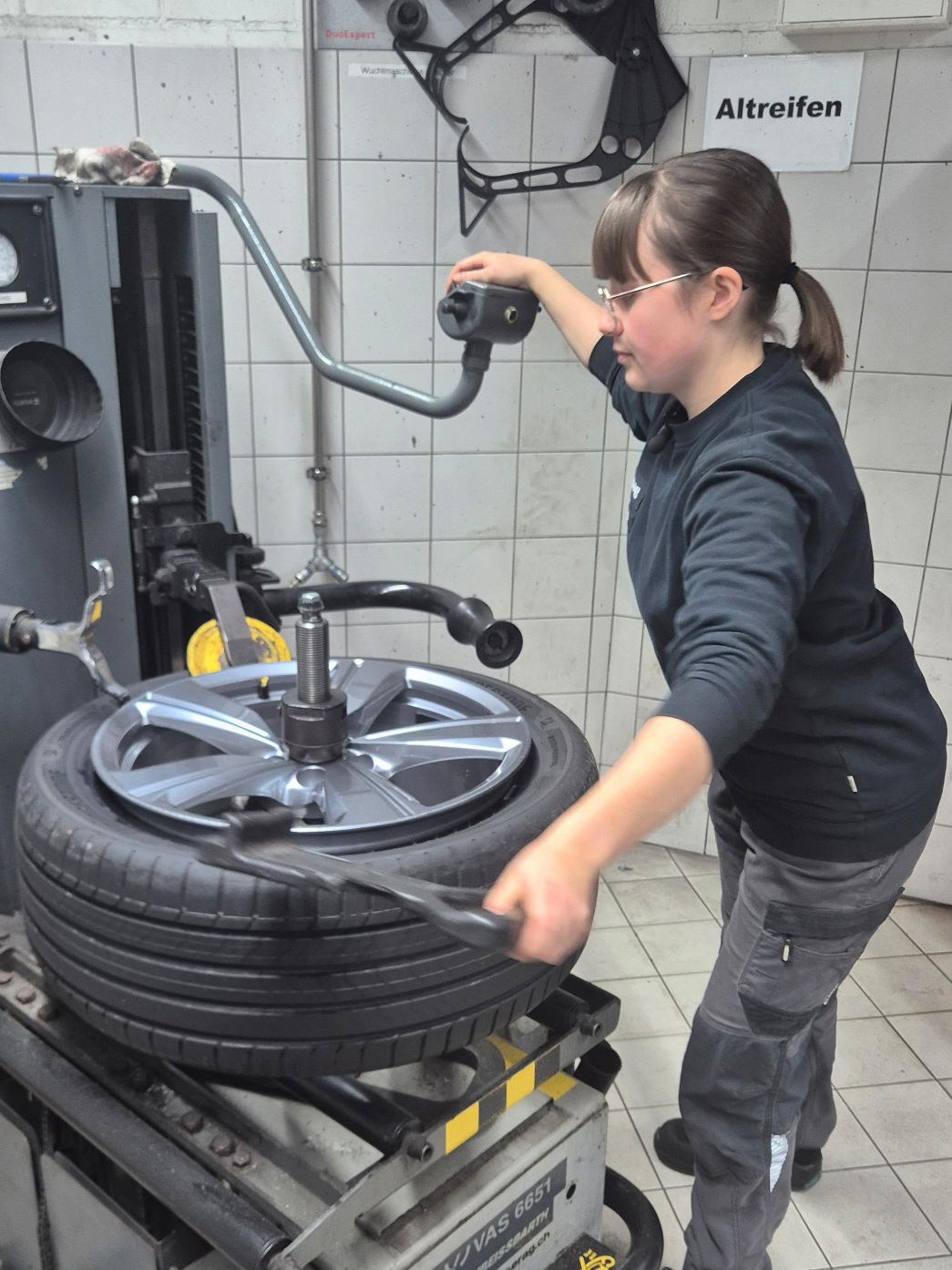 Frau verkauft ein Auto