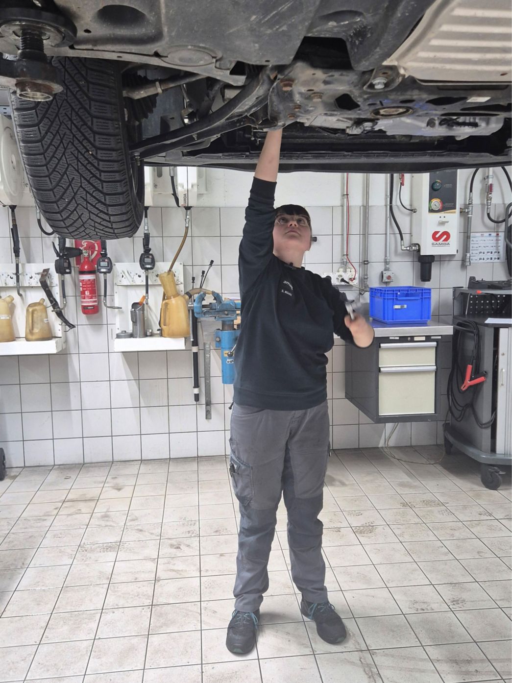 Frau an einem Pult mit Mann