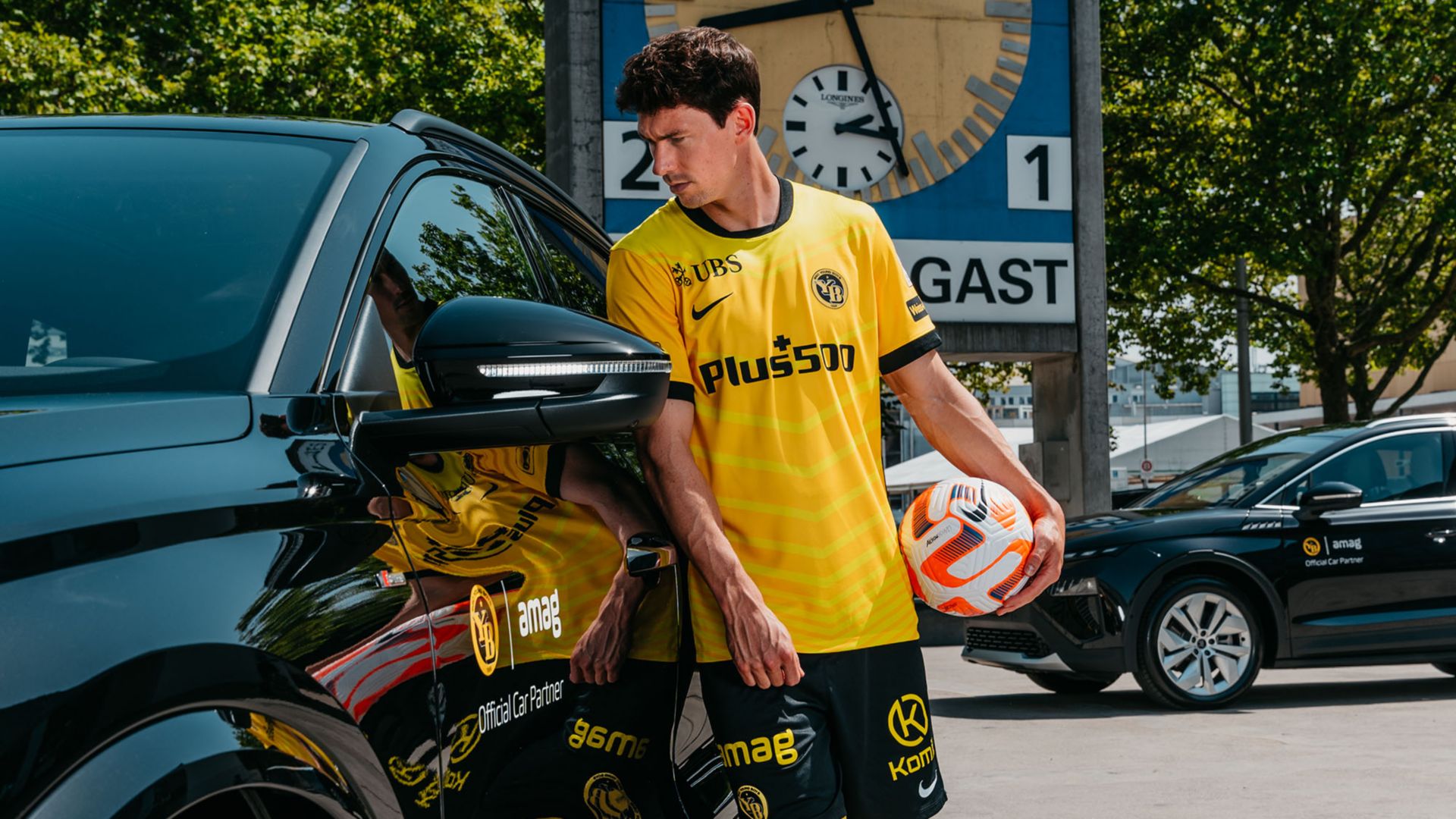 YB Spieler schaut in Fahrzeug