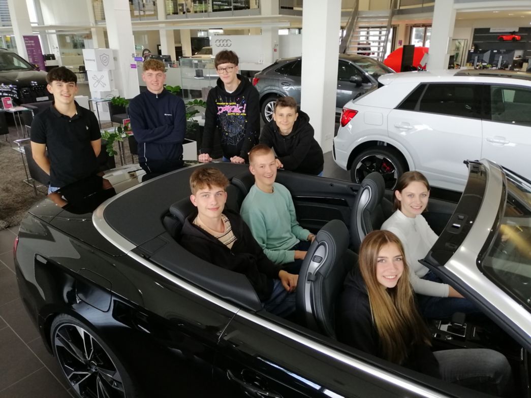 neue Lernende in einem Fahrzeug