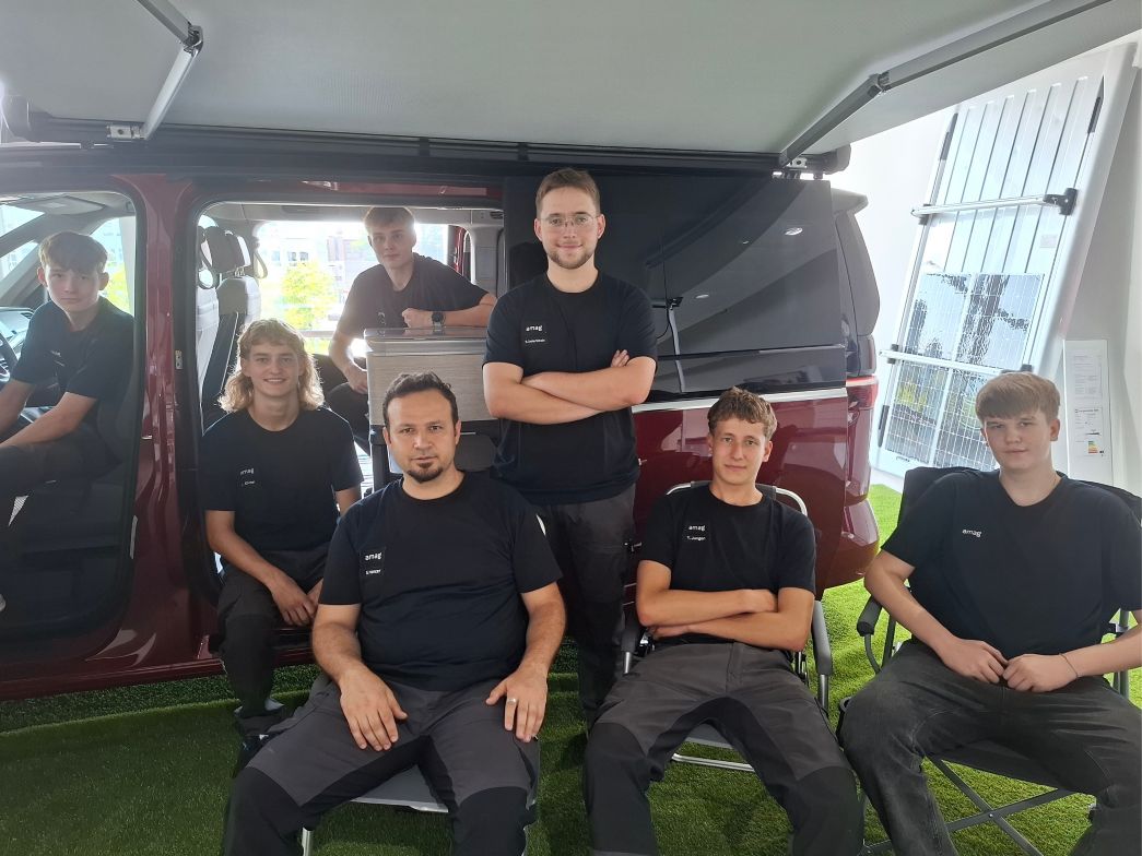 Neue Lernende 2025 bei AMAG Zug in einem Fahrzeug