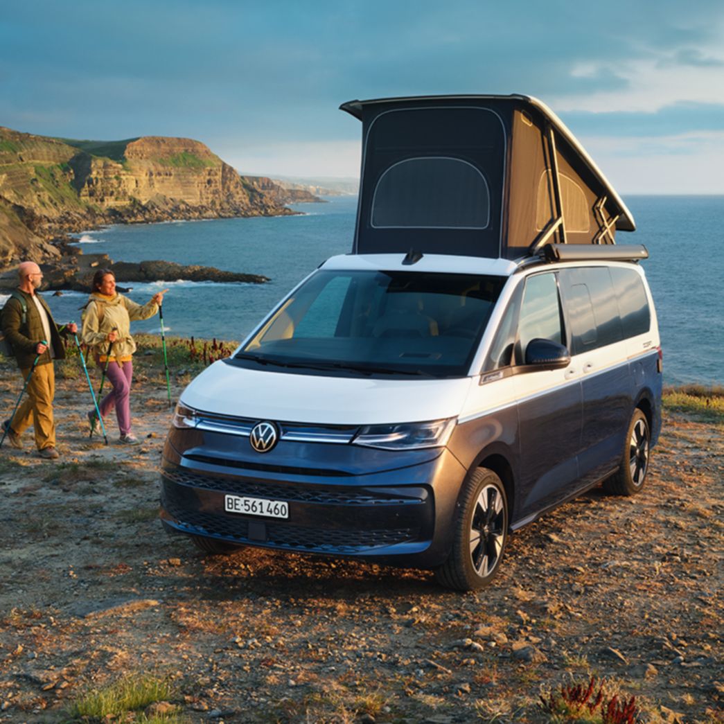 Nuovo VW California nero bianco con tetto a soffietto vista dall'alto