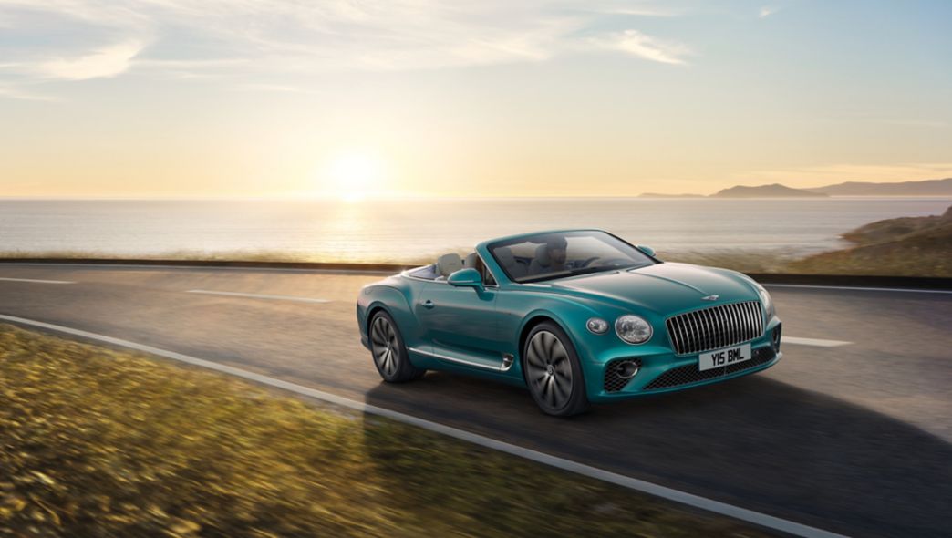 Bentley Continental GTC turquoise vue latérale et de face dans une rue à la mer