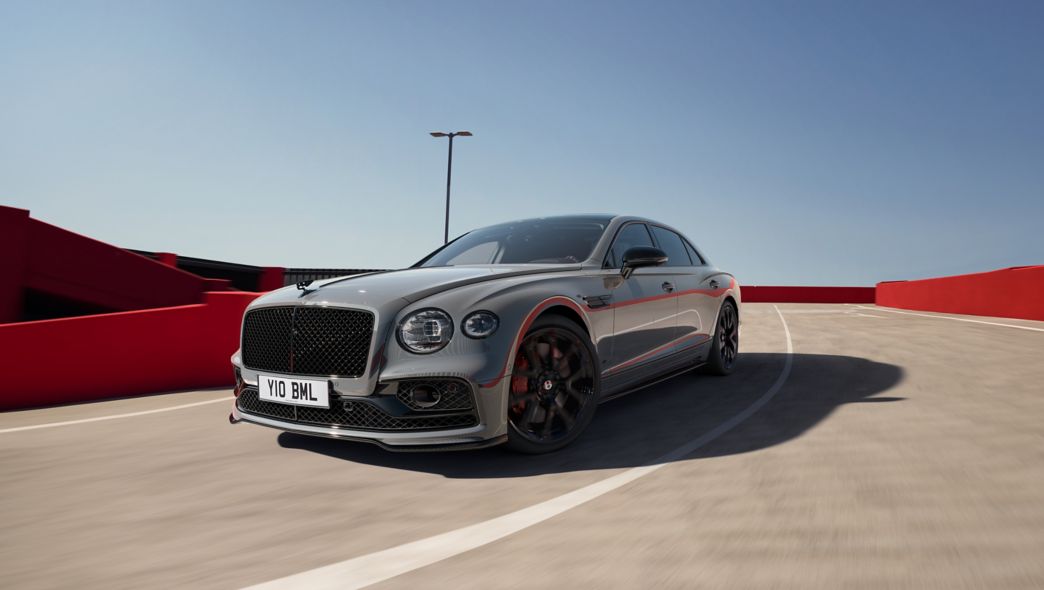 Bentley Flying Spur gris vue de face dans une rue