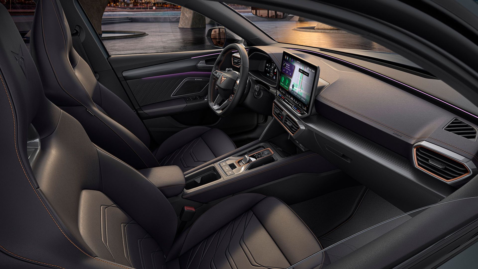 Blick ins moderne Cockpit des CUPRA Leon