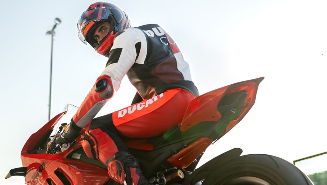 Ducati Fahrer/in sitzt auf Bike und schaut runter in die Kamera