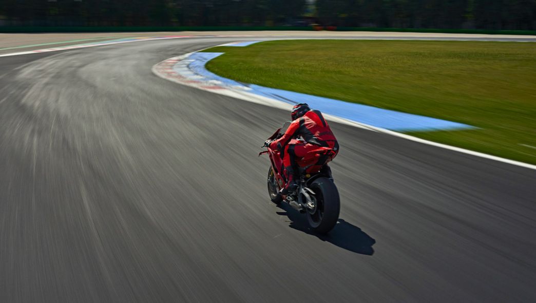 Biker auf Rennstrecke