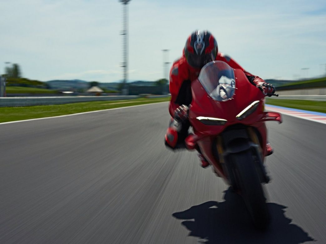 Die neue Ducati Panigale V4 auf der Rennstrecke
