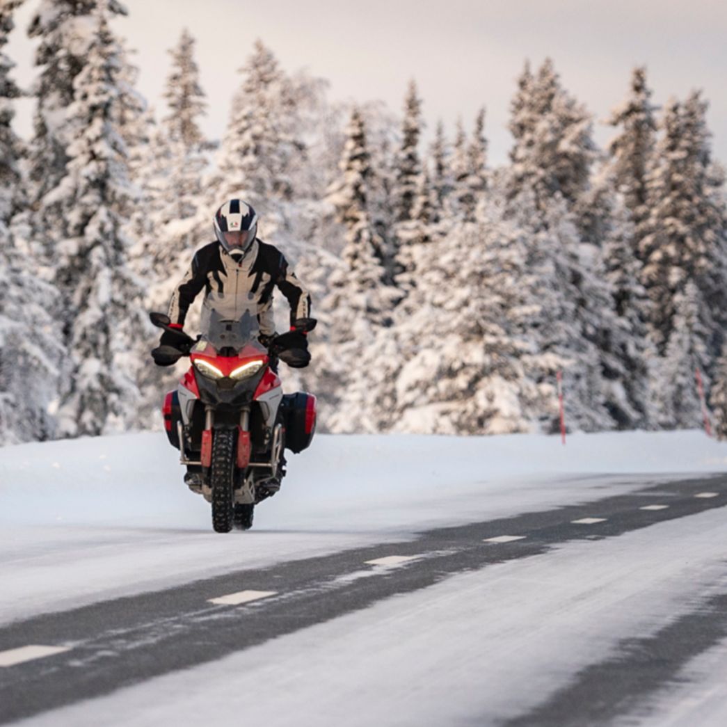 Ducati Winterbild Strasse