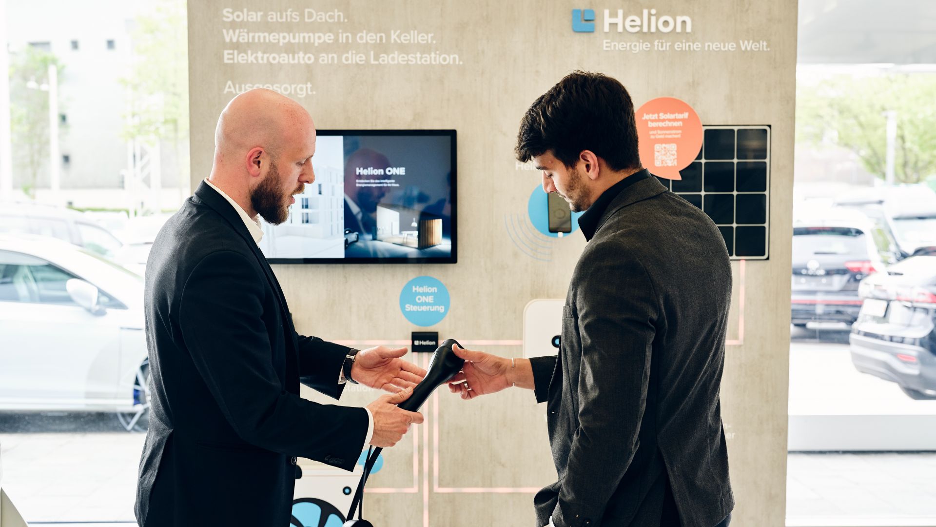 Adrian Ringgenberg, sales consultant AMAG with a customer