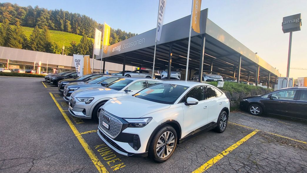 AMAG Occasionscenter Sihlbrugg mit Occasionsautos davor