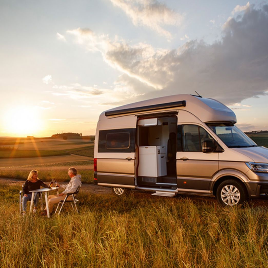 Van in Gras-Landschaft