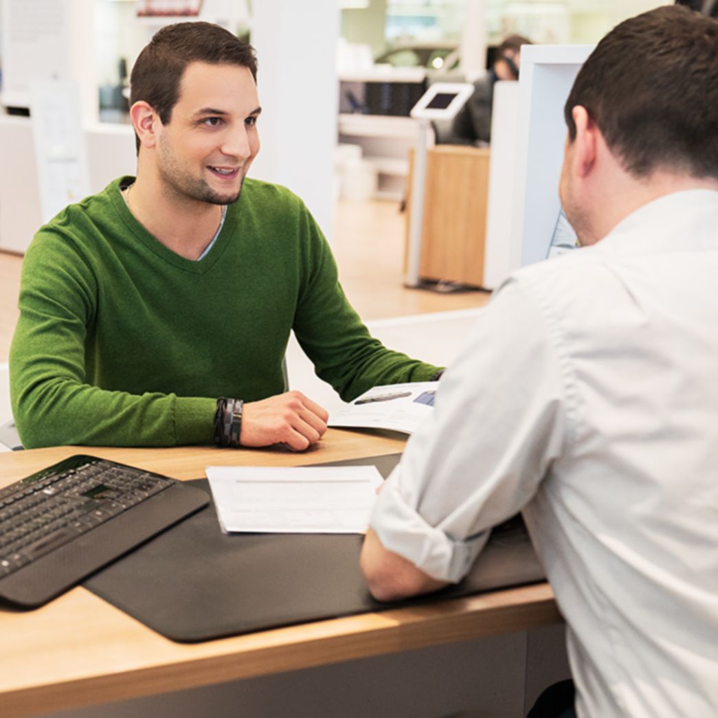 Zwei Männer bei Verhandlung