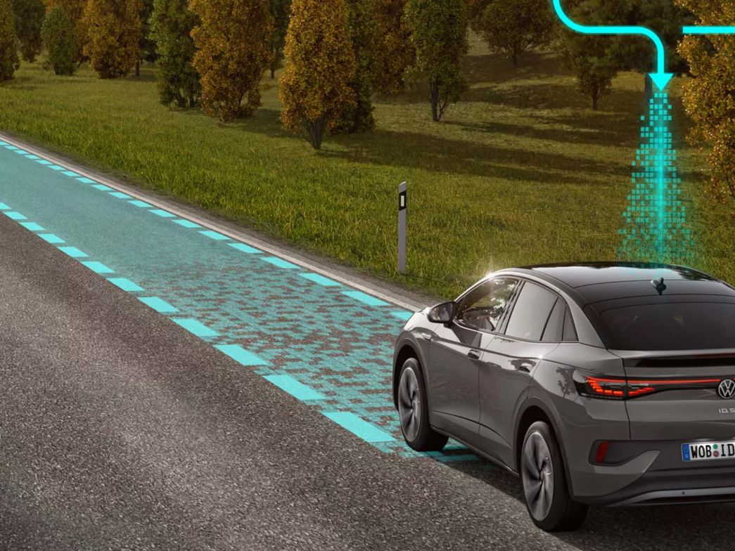 Die Assistenzsysteme des VW ID.7 mit dargestellter Kommunikation zwei hintereinander fahrenden Autos  