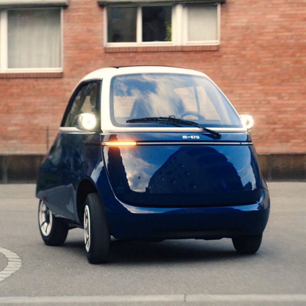 Microlino Auto auf Strasse