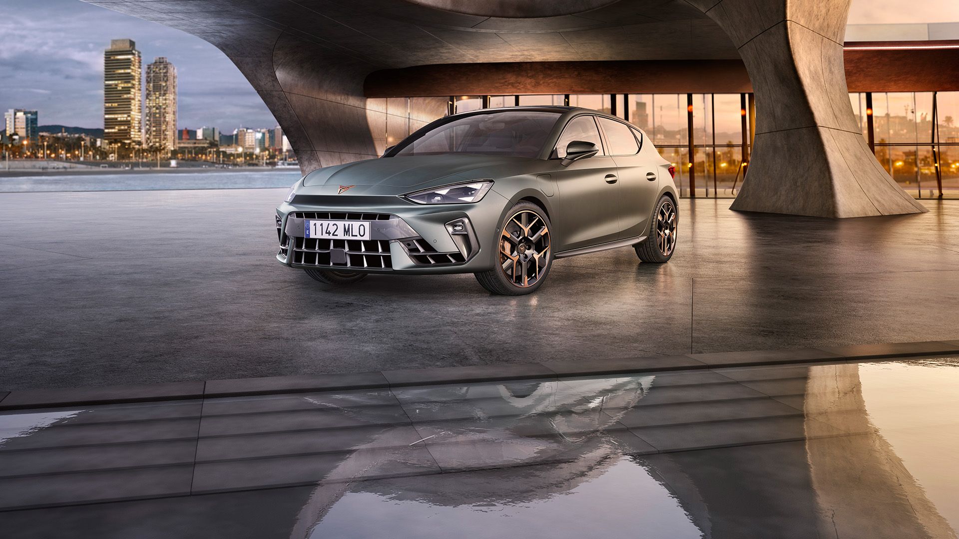 Grauer CUPRA Leon Front- und Seitenansicht