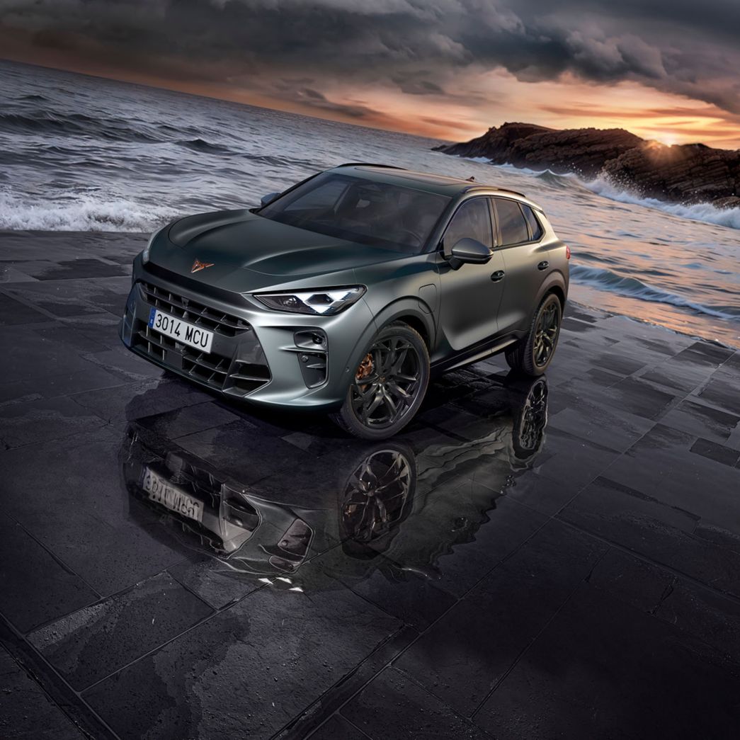 CUPRA Terramar Front- und Seitenansicht am Strand