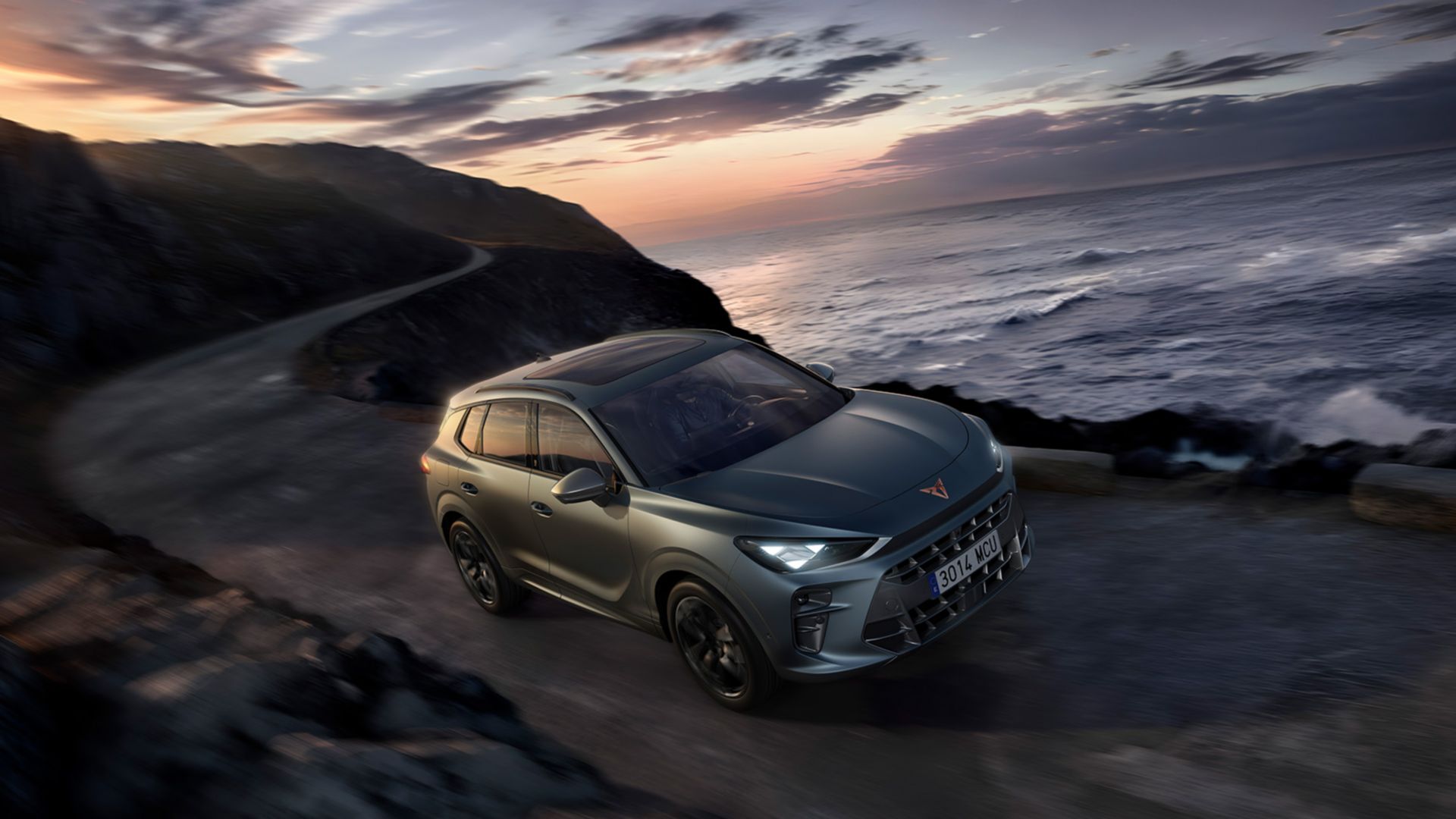 CUPRA Terramar auf einer Küstenstrasse direkt am Meer von oben