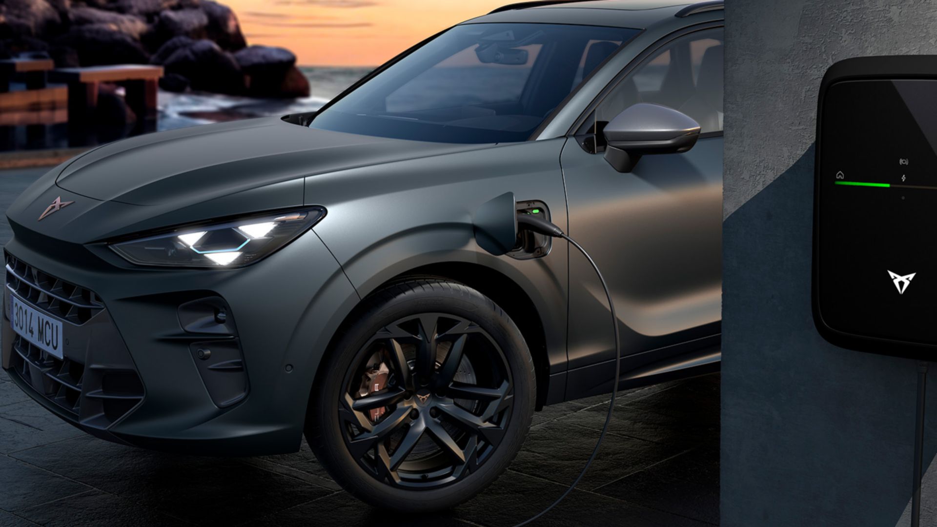 Grauer CUPRA Terramar Seitenansicht an der Ladesäule