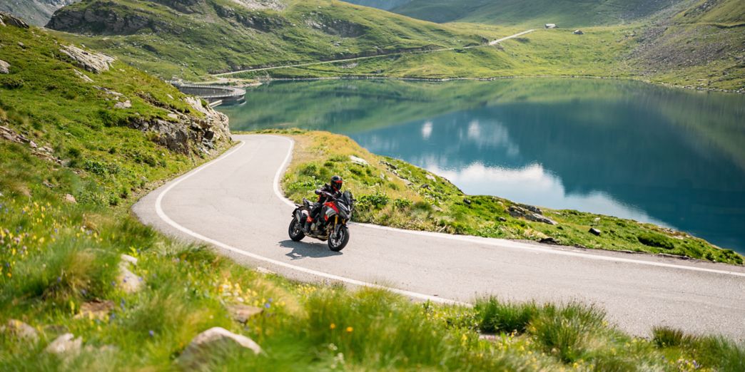 Ducati Fahrer/in auf Bergstrasse