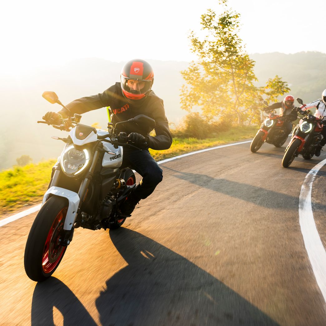 Bike auf kurviger Strasse im Vordergrund, weitere dahinter 