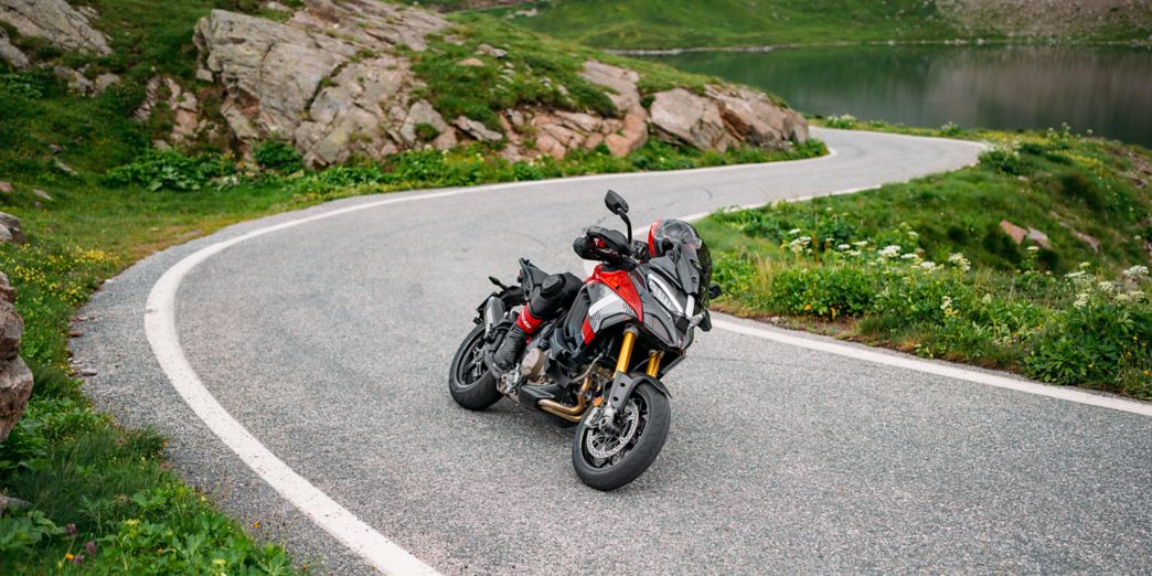 Ducati Fahrer/in auf kurviger Strasse