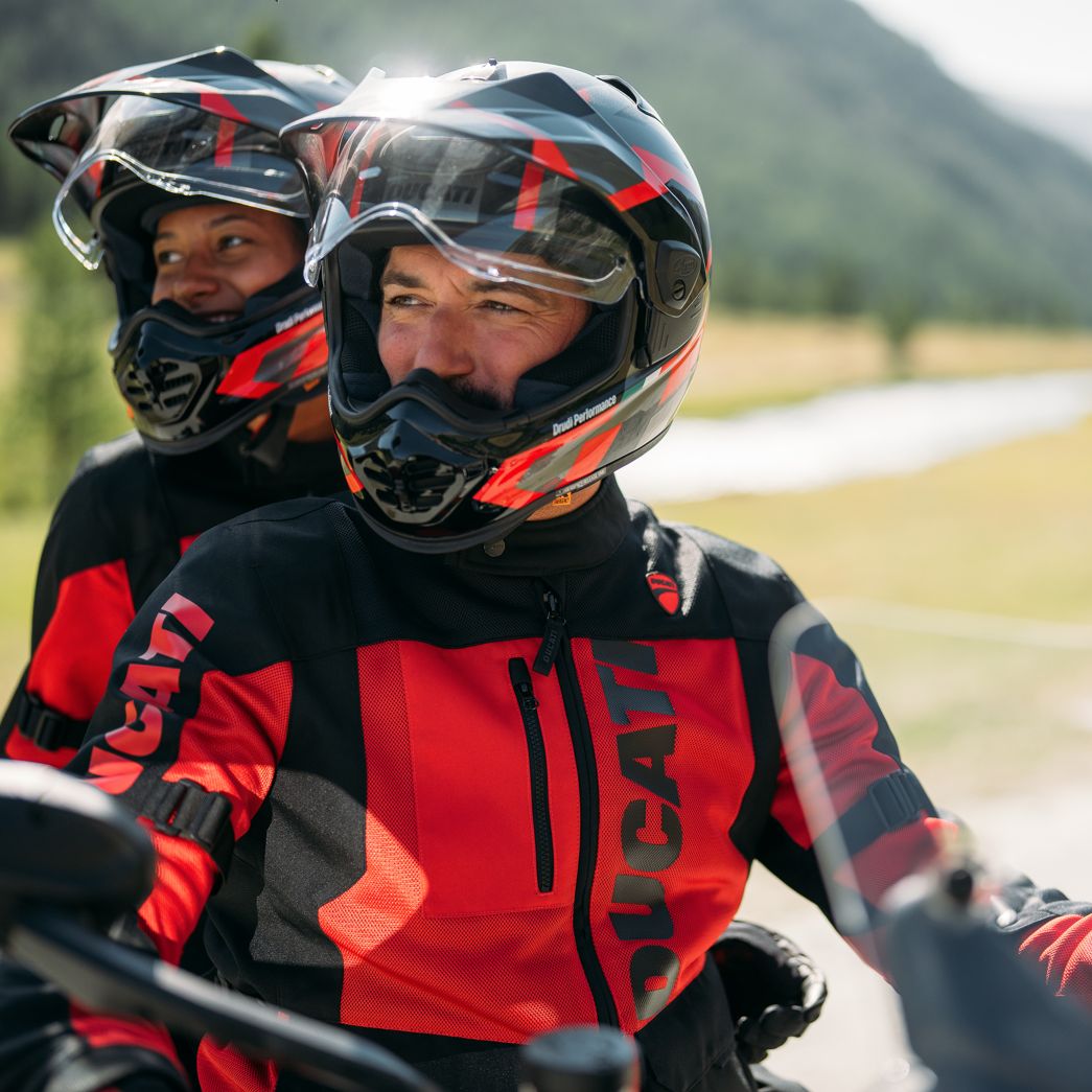 Mann und Freu sitzen fröhlich auf dem Bike