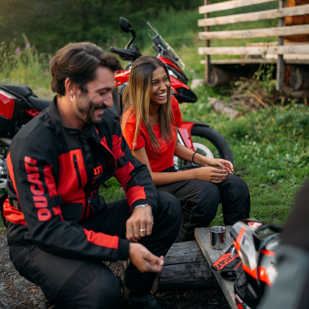 Il marito e il fidanzato siedono felici e giro in moto