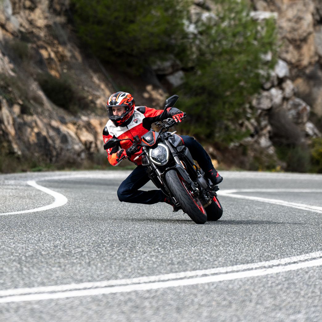 Biker su strada di montagna in curva