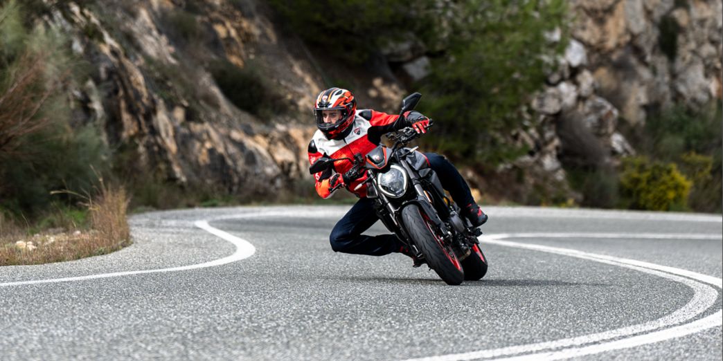 Biker auf Bergstrasse in Kurve