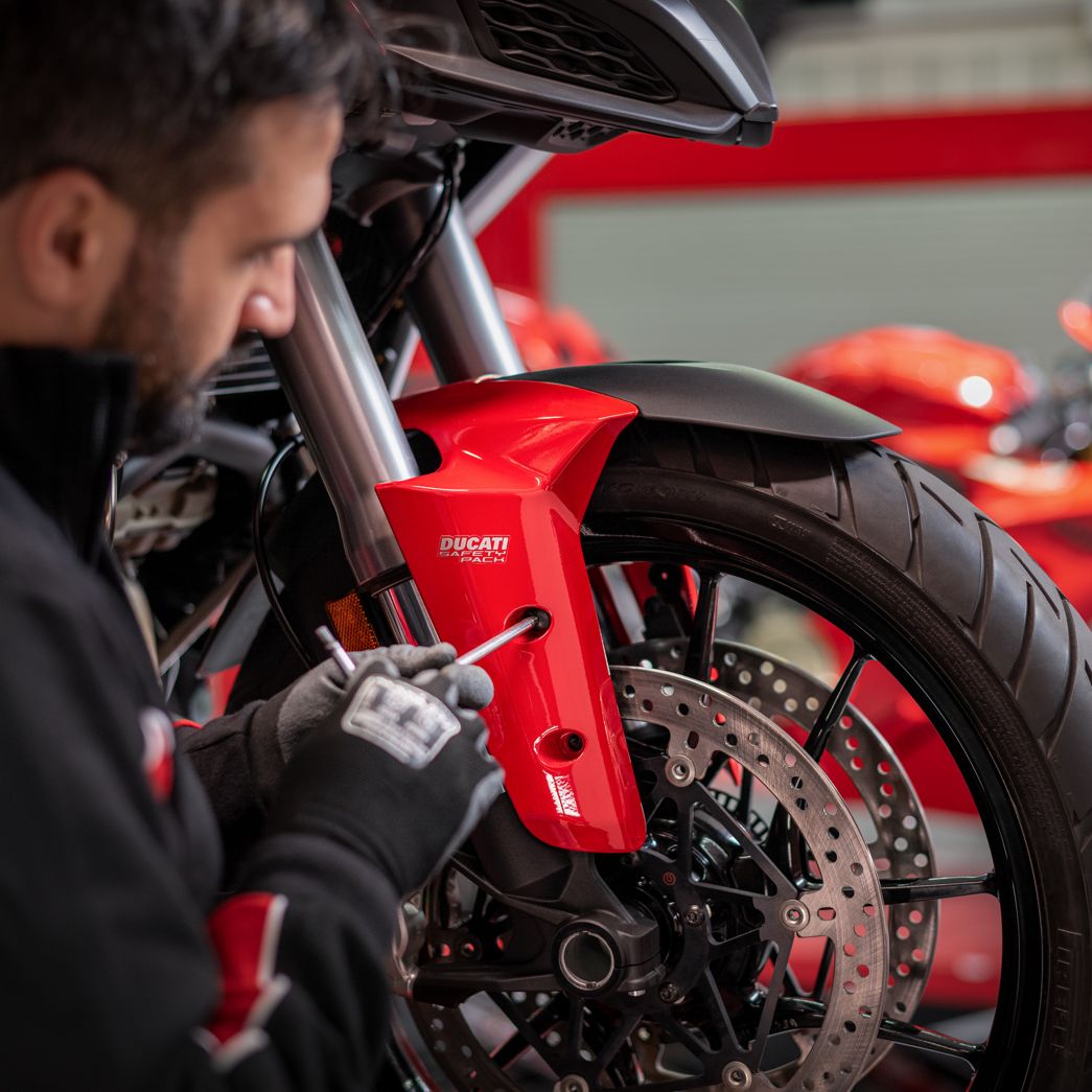 Meccanico avvita una moto