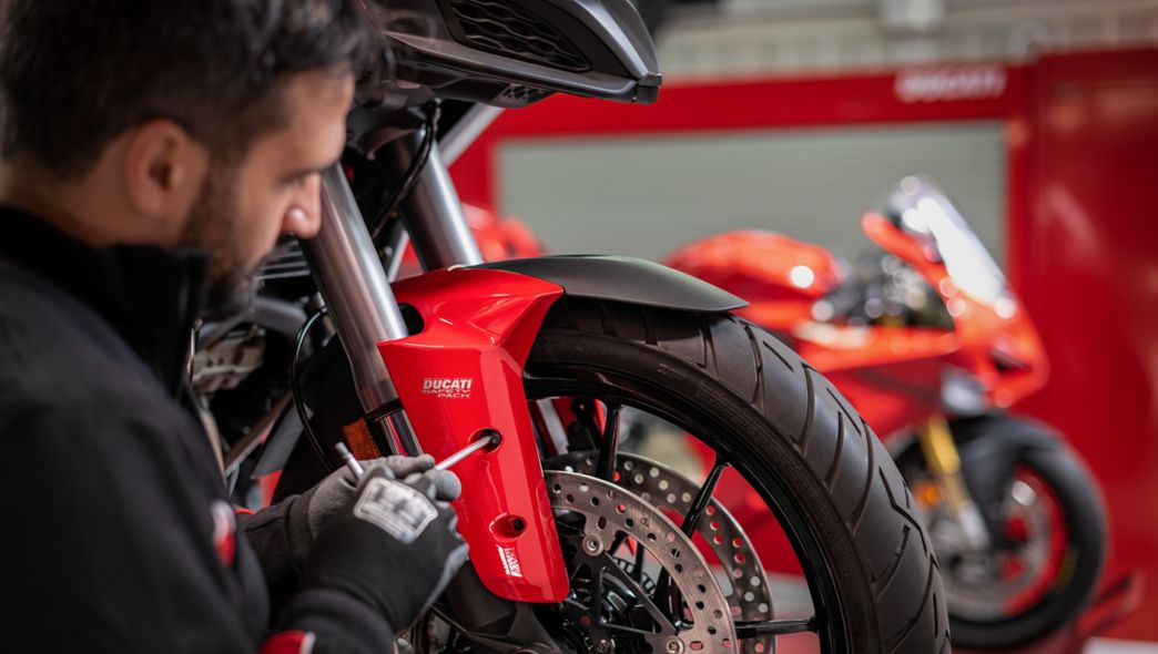 Un meccanico avvita una ruota